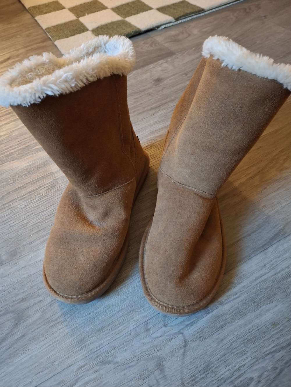 minnetonka tan soft leather boots with faux shearling lining